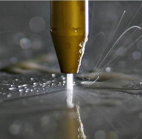 Waterjet cutting head with high-pressure stream