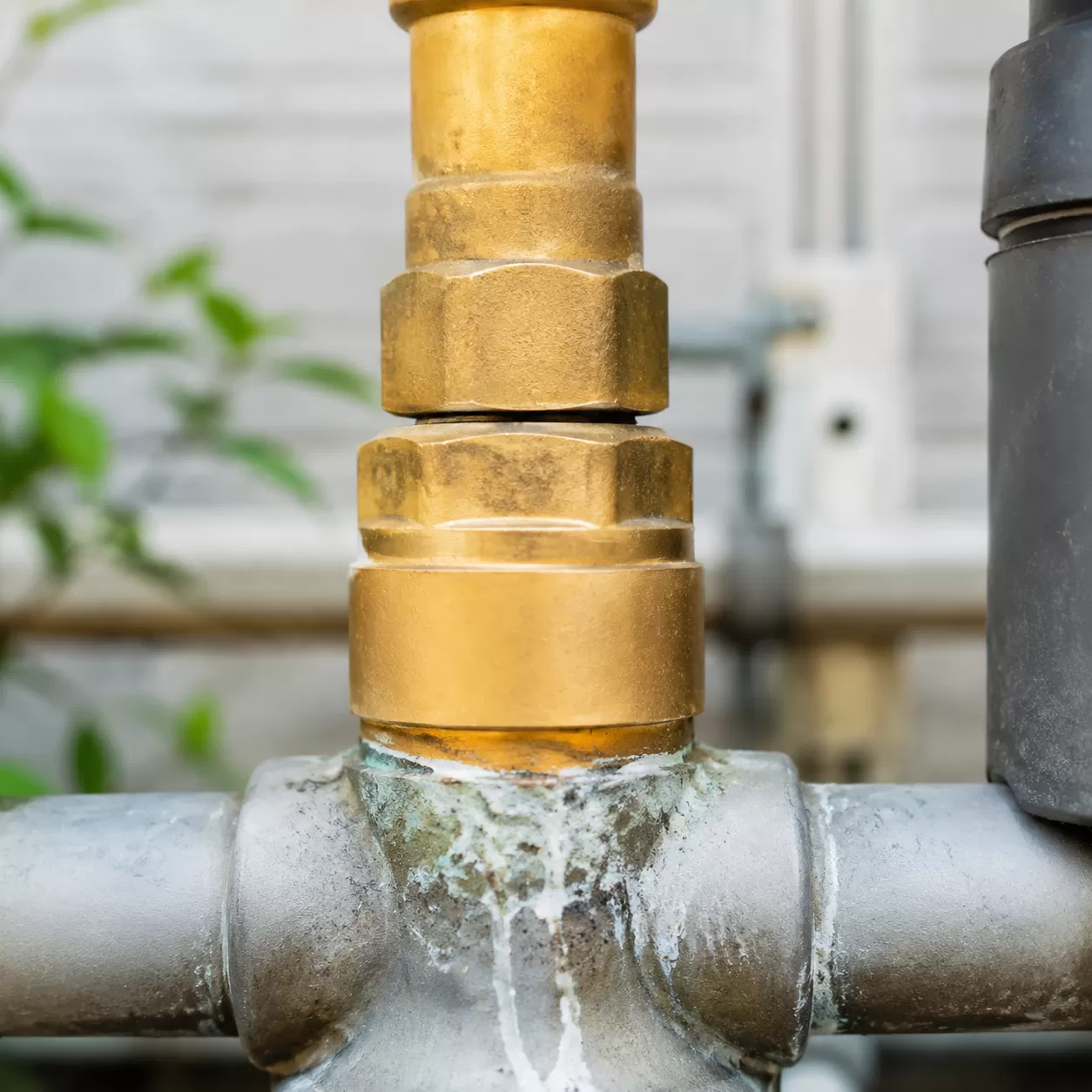 Brass and aluminum galvanic corrosion prevention